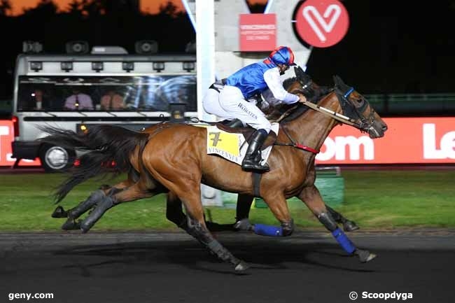 FICTION CASTELETS (Real de Lou-Queenly Charm)